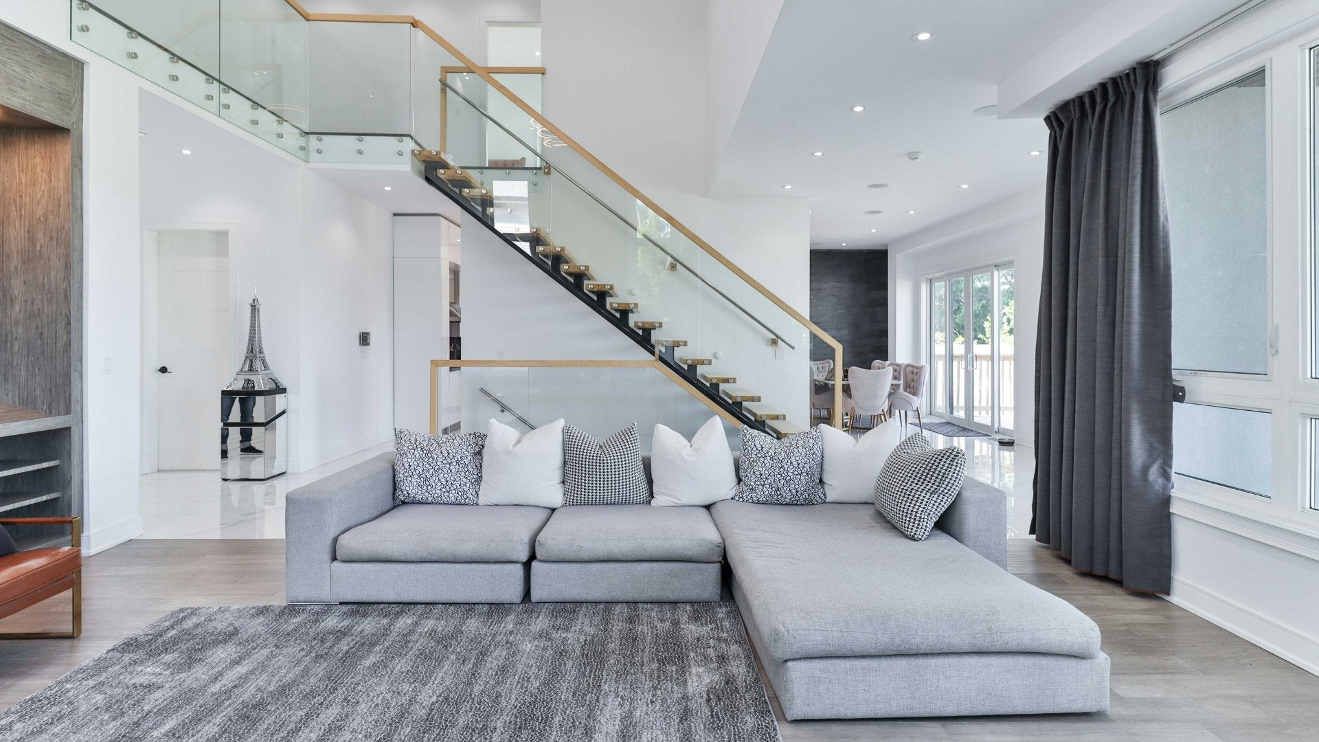 How to Create a Cozy Minimalist Living Room ? - Luxury Art Canvas